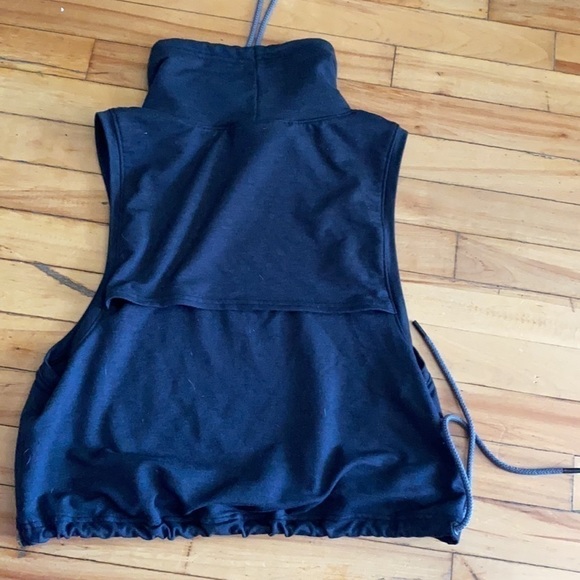 Loose fitting Under Armour top - Picture 5 of 6